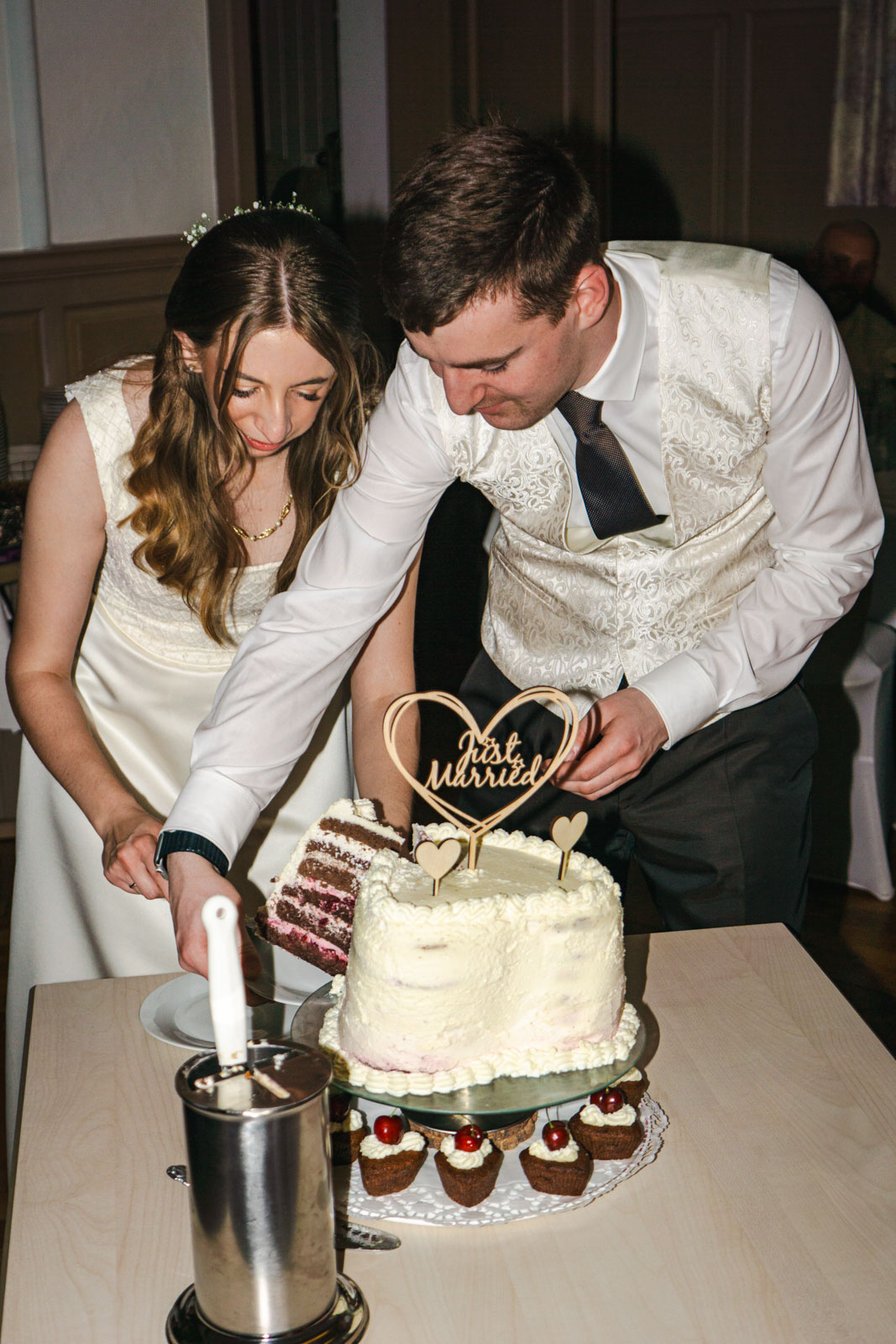 Eleganter Hochzeitsmoment im natürlichen Licht
